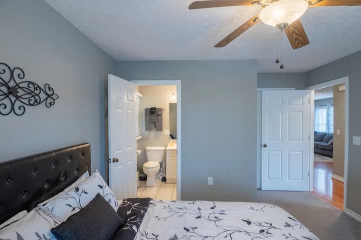 חדר שינה נעים עם יוקרה נוספת של אמבטיה פרטית לנוחיותכם ולפרטיותכם.