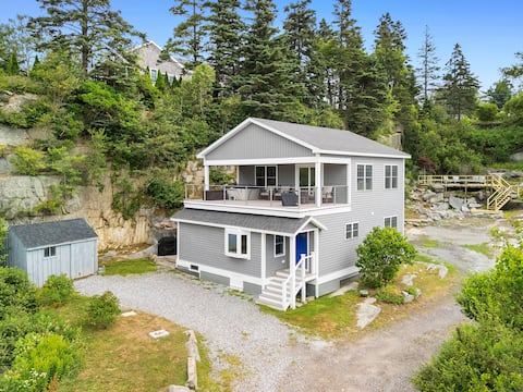 Captain's Quarters, newly renovated home with hot