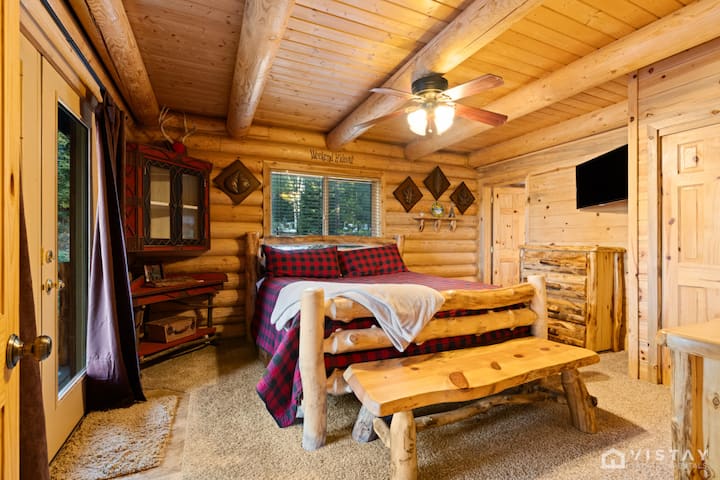 Მთავარ სართულზე იპოვით მთავარ საძინებელს, რომელშიც დიდი ზომის ლუქს-კლასის საწოლია. Ეს არის მშვიდი დასვენება, რომელიც განკუთვნილია სრული კომფორტისა და დასვენებისთვის.