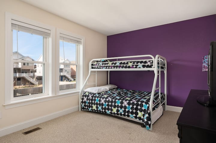 NH186: Sun on My Beach | ML Bedroom 3 - Pyramid Bunk Bed w/Trundle, Private Bath