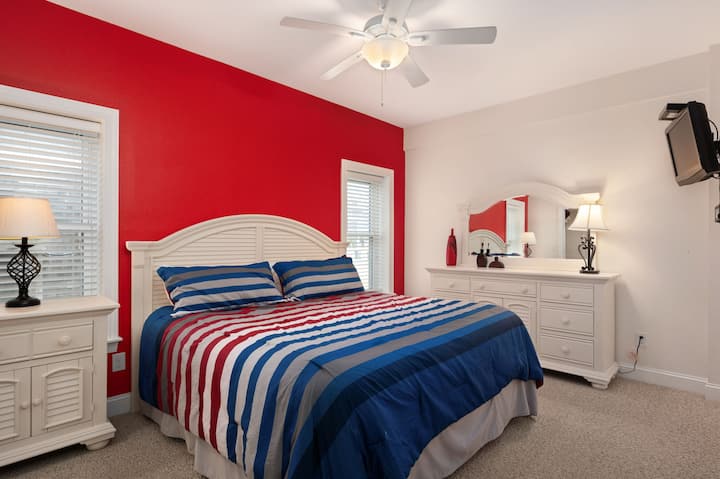 NH186: Sun on My Beach | LL Bedroom 1 - King, Semi - Private Bath