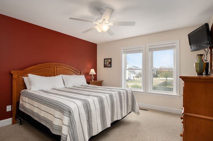 NH186: Sun on My Beach | ML Bedroom 2 - King, Private Bath