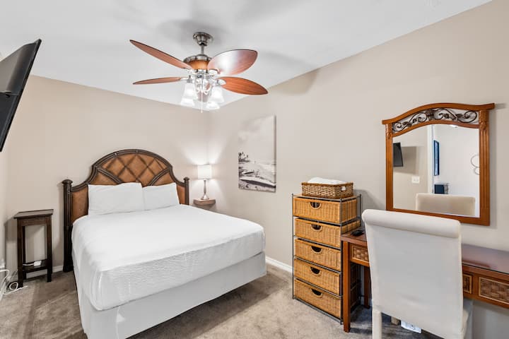 Гостинска соба со брачен кревет (широк 150-179 см), паметен телевизор и плакар.