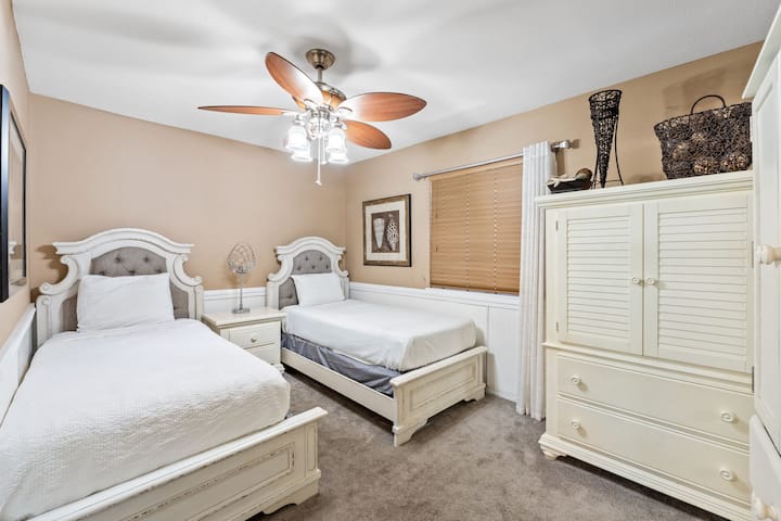 Гостинска соба со 2 брачни кревета и телевизор.