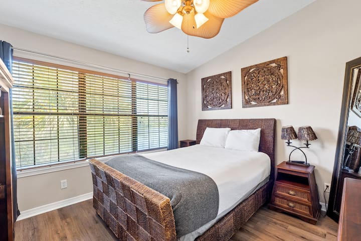 Главна спална соба со брачен кревет (широк 150-179 см), телевизор и бања.