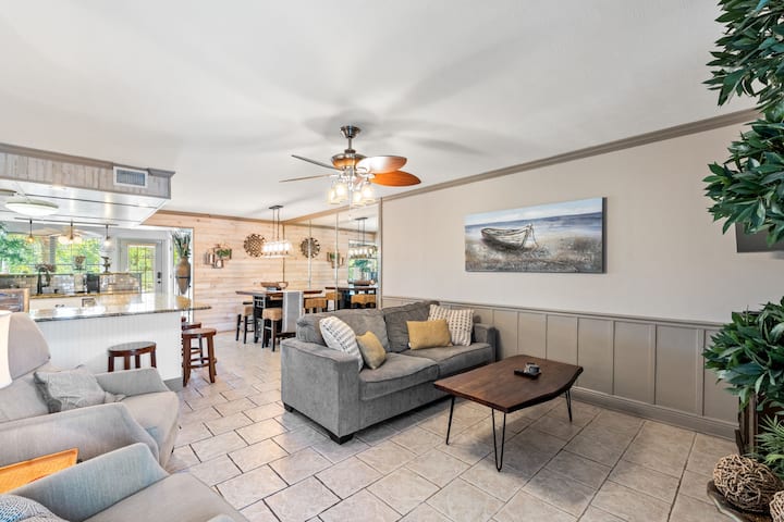 Дневна соба со паметен телевизор, кауч за спиење, тоалет и 2 стола со акцент