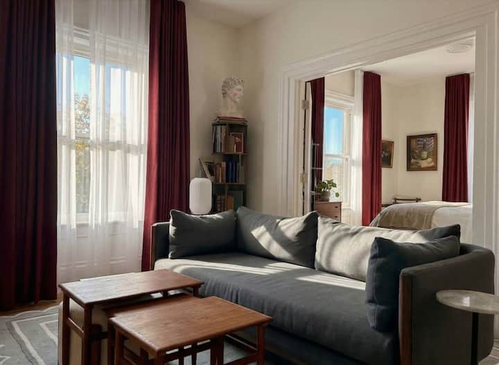 Karydia Guest House: Steps From Pec's Best Dining - Sand Banks