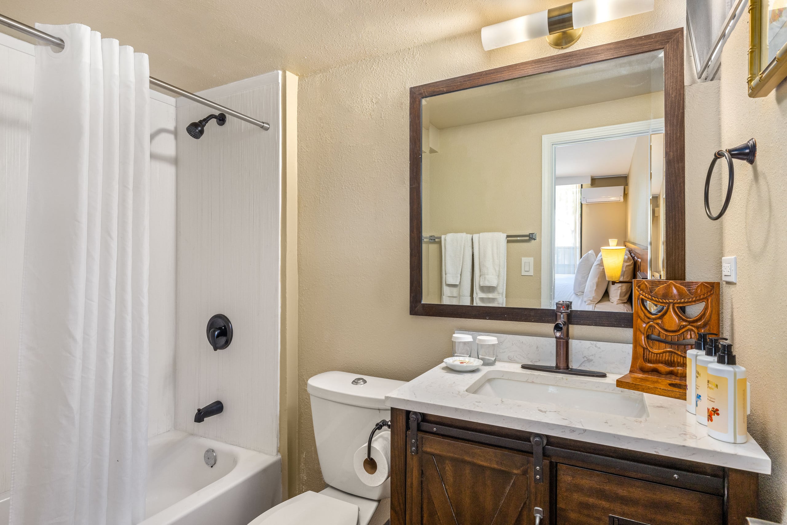 Condo in Honolulu · ★4.14 · 1 bedroom · 3 beds · 1 private bath - Image 13