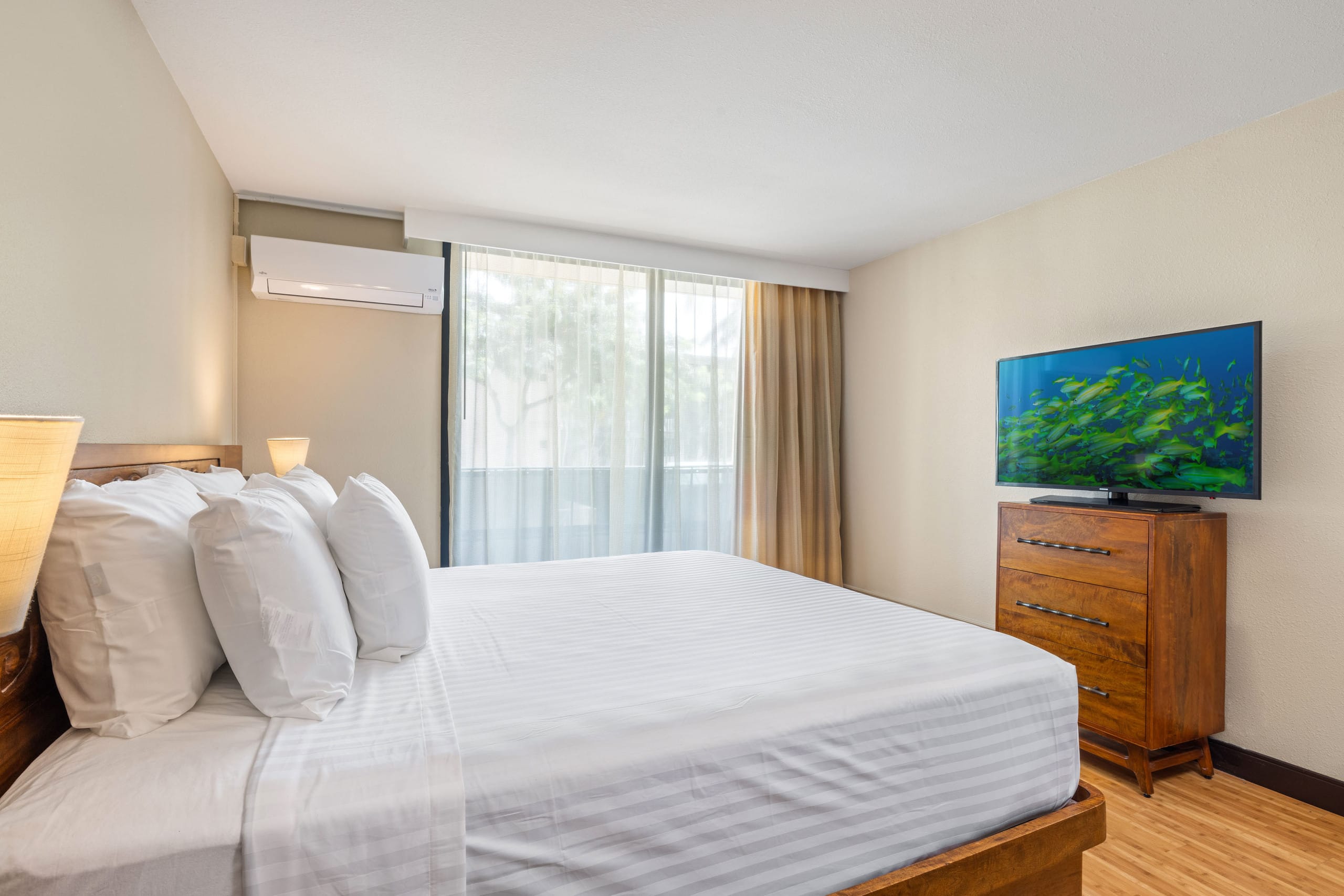 Condo in Honolulu · ★4.14 · 1 bedroom · 3 beds · 1 private bath - Image 11