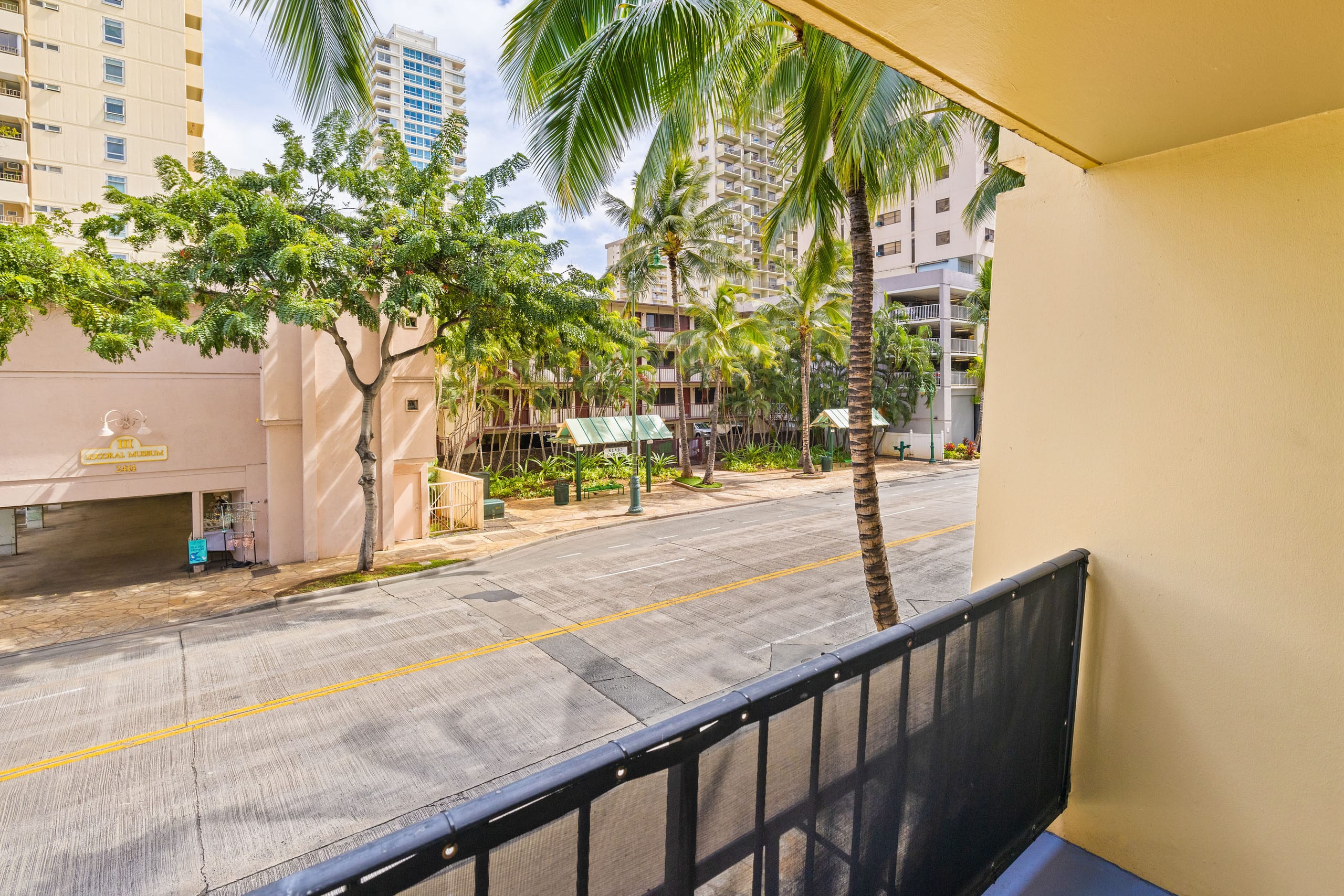 Condo in Honolulu · ★4.14 · 1 bedroom · 3 beds · 1 private bath - Image 15