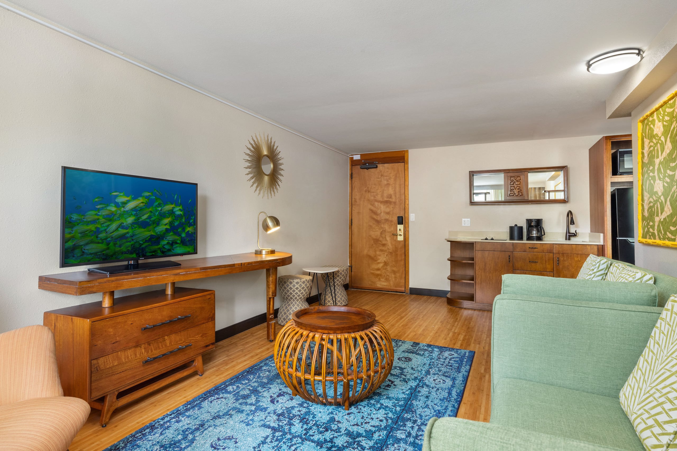 Condo in Honolulu · ★4.14 · 1 bedroom · 3 beds · 1 private bath - Image 7