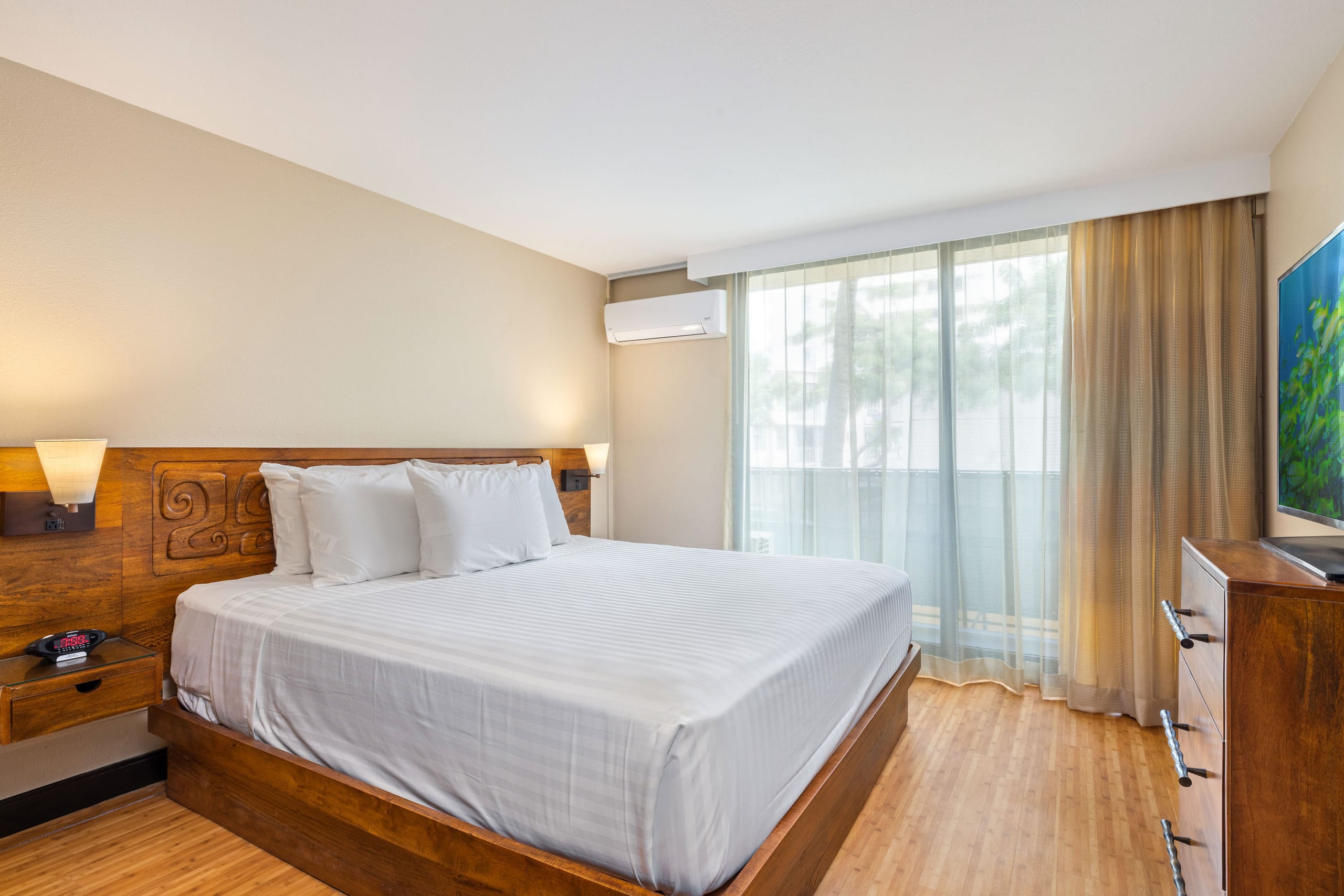Condo in Honolulu · ★4.14 · 1 bedroom · 3 beds · 1 private bath - Image 10