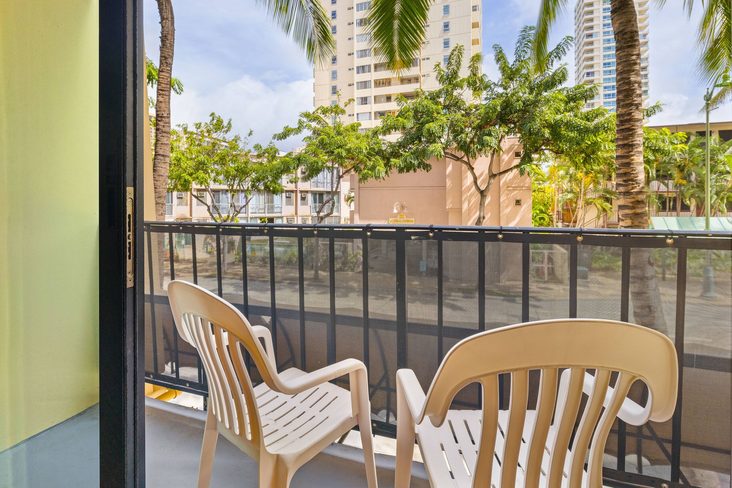 Condo in Honolulu · ★4.14 · 1 bedroom · 3 beds · 1 private bath - Image 14