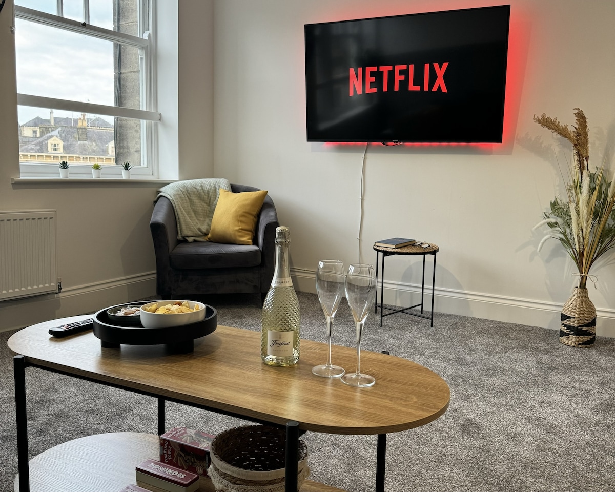 Popular Airbnb listing: The Yorkshire Crown - Luxury | FREE Parking Nearby in Killinghall
