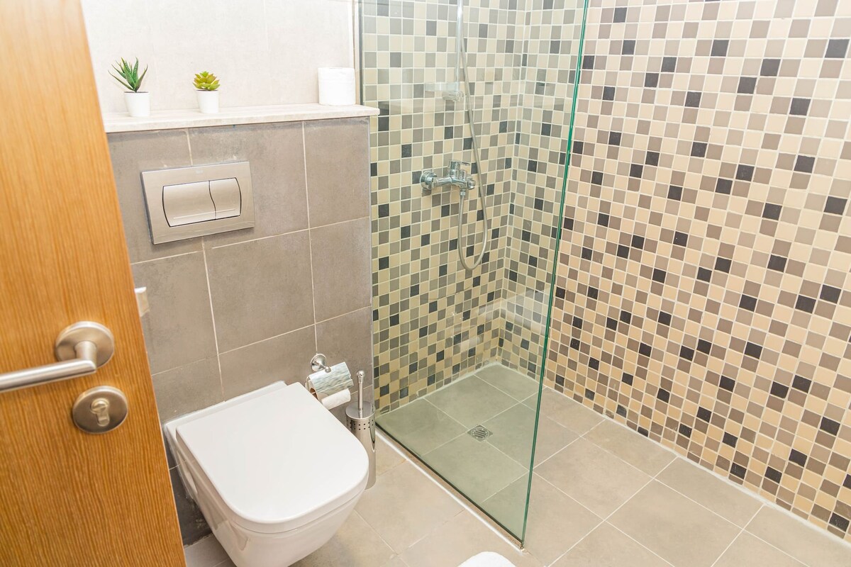 Top performing Airbnb: Bloomfields Splendid 1br in Al Jaddaf in Al Jadaf
