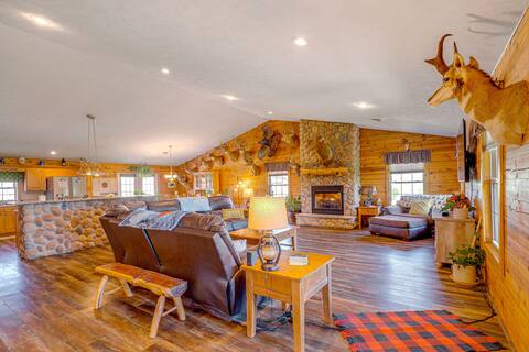 Spacious Ozarks Family Home - Private Pool & Grill