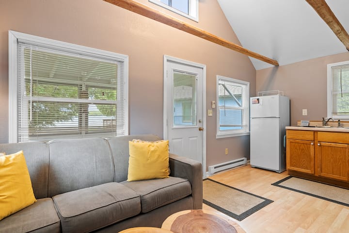 Tiger Lily Cabin: Sunset Shores Kangaroo Lakefront - Baileys Harbor, WI