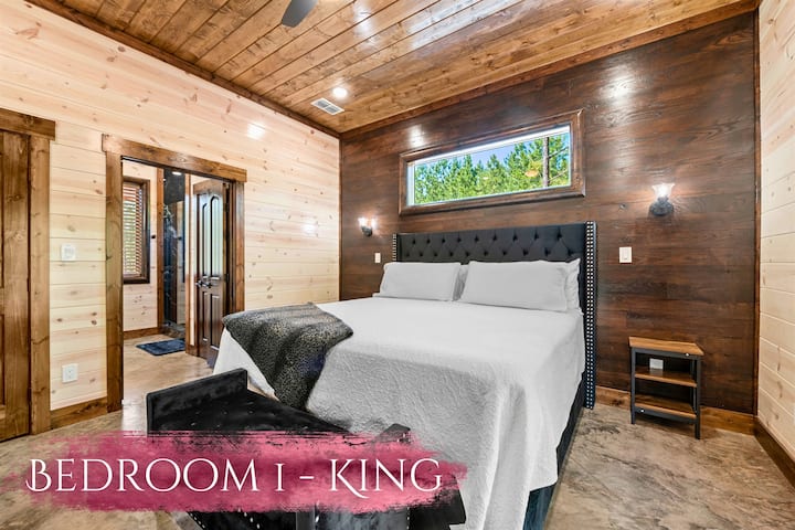 La comodidad tamaño king te espera en este elegante dormitorio, completo con acceso directo al baño para una estancia de lujo