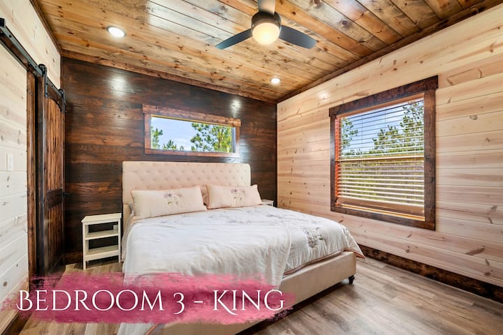 Nuestro dormitorio tamaño king combina la comodidad con el estilo, perfecto para relajarse después de un día de aventura.