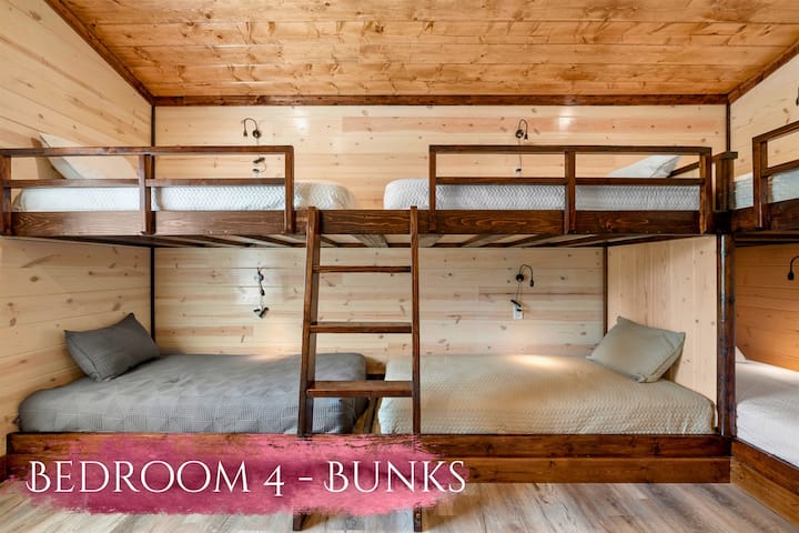 Perfecta para grupos, esta habitación con 8 camas individuales garantiza que todos tengan un lugar cómodo para descansar.