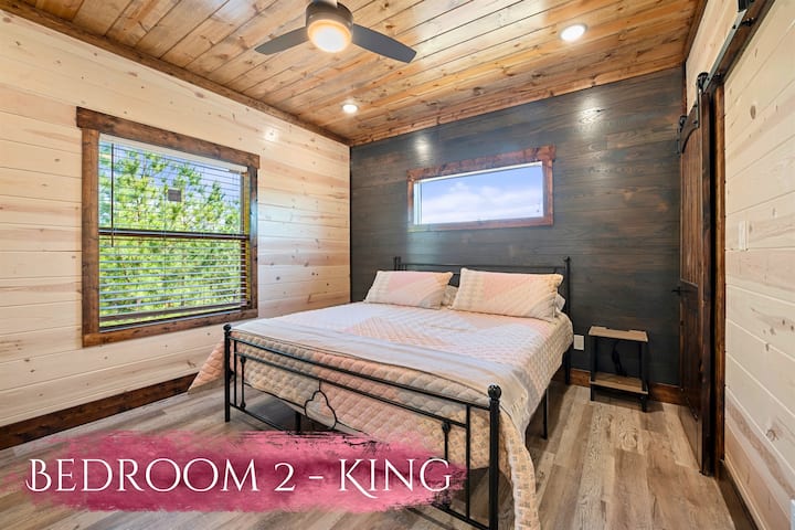 Duerme en la serenidad en este dormitorio tamaño king, donde el rústico se encuentra con lo moderno para la máxima comodidad.