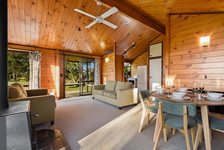 Coopers Lakeside Cabin | Lakefront Escape + Kayaks - Bay of Plenty