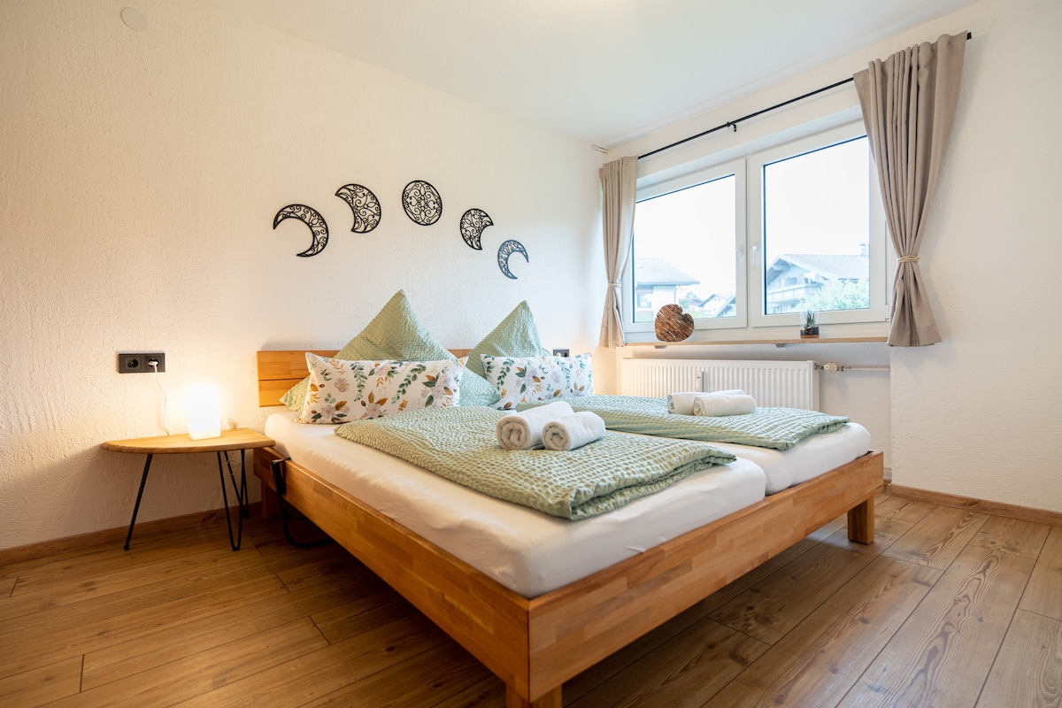 Уютна спалня с изглед през прозореца