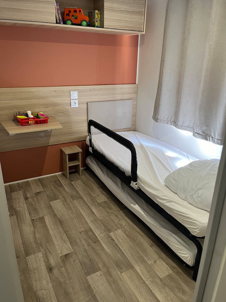 Spálňa 3 (1 jednolôžko + 1 manželská posteľ)