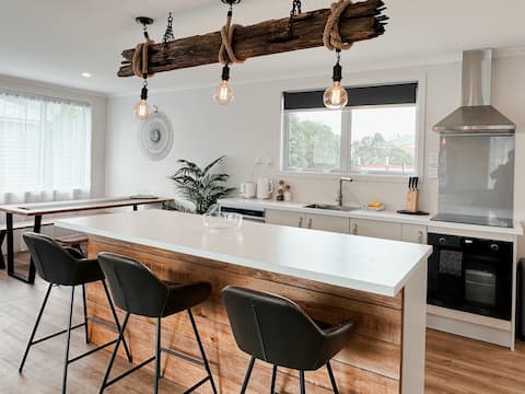 Two One Two - Coastal Calm Near Town & Beach