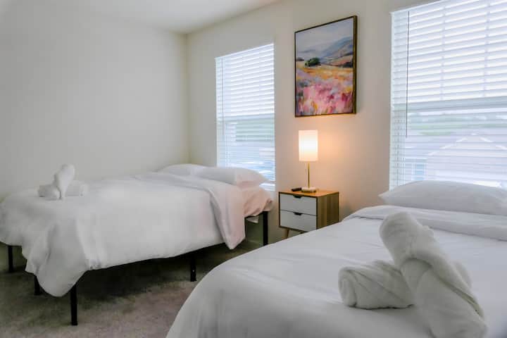 Dobro došli u svoju modernu oazu! Ova dobro osvijetljena soba ima dva udobna kreveta, TV, elegantan noćni ormarić i elegantnu svjetiljku. Opustite se u ovom privlačnom smještaju.