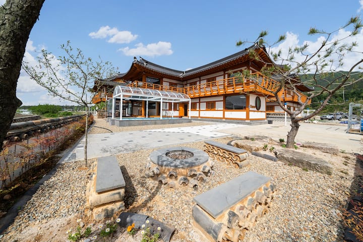 Jisun Inn with a clean interior where you can feel the atmosphere of a traditional hanok
