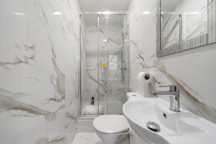 Prestigious 2 Bed Apartment on Oxford Street 8GC gallery image 5