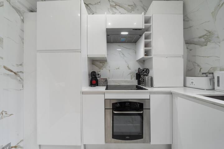 Prestigious 2 Bed Apartment on Oxford Street 8GC gallery image 4