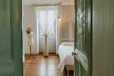 Bright and quiet room with wifi
