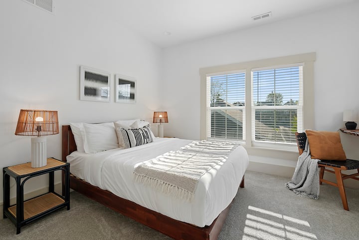 Მე-3 საძინებელს ზემოთაც აქვს საკუთარი სამუშაო სივრცე.