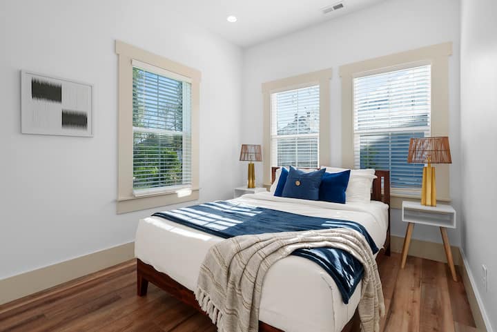 Პირველი სართულის საძინებელი იდეალურია მათთვის, ვისაც გადაადგილების შეზღუდვა აქვს, ან შეიძლება ცალკე ფლიგელი იყოს სააბაზანოთი პირდაპირ კარის მიღმა. 