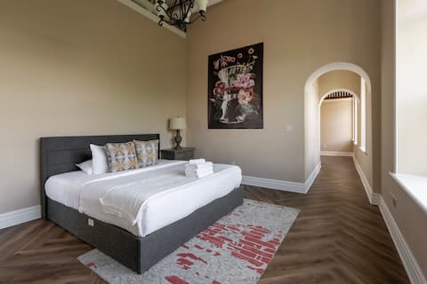 Top Airbnb: Above Coffee Shop, Cincy Hilltop Apt, City Views! in E. Price Hill