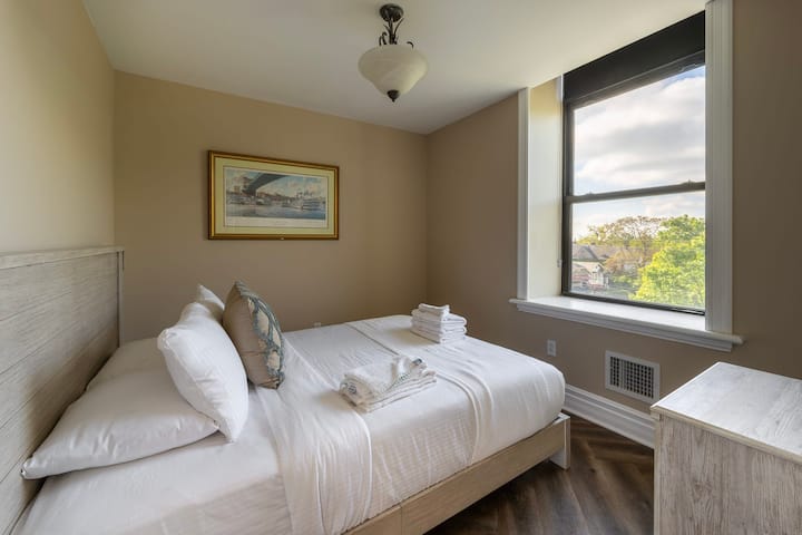 Acogedor dormitorio con ventanas grandes