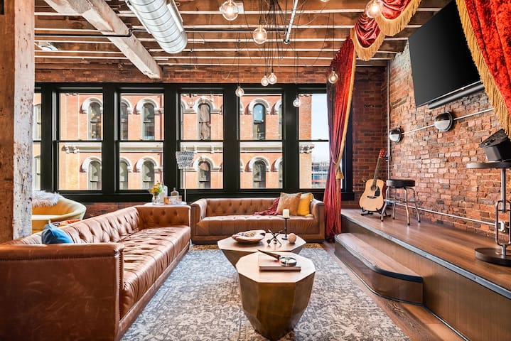 Historic loft near Ryman w/ river view