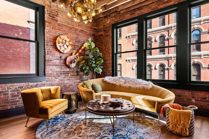 Velvet Vault – Banker’s Alley – Walk to Broadway gallery image 5