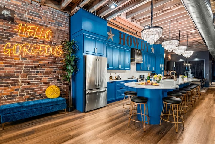 Velvet Vault – Banker’s Alley – Walk to Broadway gallery image 2