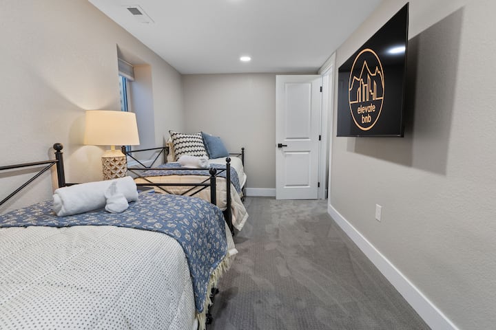 تحتوي الغرفة أيضًا على تلفزيون كبير عالي الدقة وخزانة.