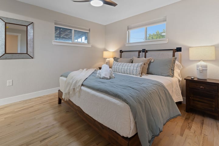 تحتوي غرفة النوم الرئيسية على حمام كامل به به.