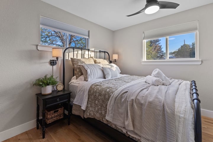 تحتوي غرفة النوم الثانية في الطابق العلوي على سرير بحجم كبير.