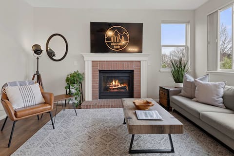 Spacious home in Broomfield- Hot Tub- Mtn Views!