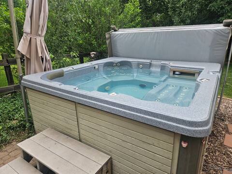 Spacious home in Broomfield- Hot Tub- Mtn Views!