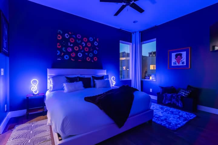 Შეიგრძენით შთამბეჭდავი დასვენება, რომელიც თანამედროვე ფუფუნებას ნეშვილის სიცოცხლით სავსე სულისკვეთებით ერწყმის. Დატკბით მყუდრო აბაზანებითა და ქალაქის ხედებით ამ დახვეწილ საძინებელში, რომელიც იდეალურია ბაკელორეტის წვეულებებისთვის ან ჯგუფური დასვენებისთვის!