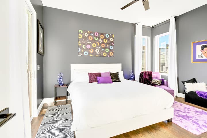 Ნეშვილის დახვეწილი დასვენება! ეს შთამბეჭდავი საძინებელი გთავაზობთ პლუშის საწოლებსა და ქალაქის ხედებს, რომლებიც იდეალურია ბაკელორეტის წვეულებებისთვის ან ოჯახური გაერთიანებებისთვის. Არ გამოგრჩეთ მუსიკალური ქალაქი!