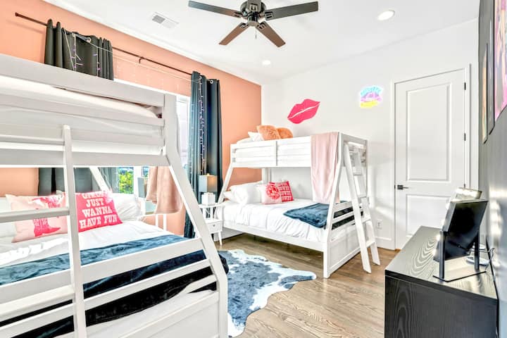 Ისიამოვნეთ ამ სახალისო ოთახით, რომელიც იდეალურია ნეშვილში დასვენებისთვის! Ელეგანტური ორსართულიანი საწოლებითა და მხიარული დეკორით, ის იდეალურია დიდი ჯგუფებისთვის. Დაჯავშნეთ წვეულება ან საოჯახო გაერთიანება და მოიწყვეთ დაუვიწყარი მოგონებები მუსიკალურ ქალაქში!