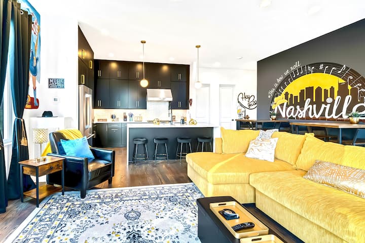 Კეთილი იყოს თქვენი მობრძანება ნეშვილში! Ეს ფართო დასასვენებელი საცხოვრებელი იდეალურია დიდი ჯგუფებისთვის, რომლიდანაც იშლება ელეგანტური სამზარეულო და ქალაქის ხედები. Თქვენი მუსიკალური ქალაქის თავგადასავალი გელით!